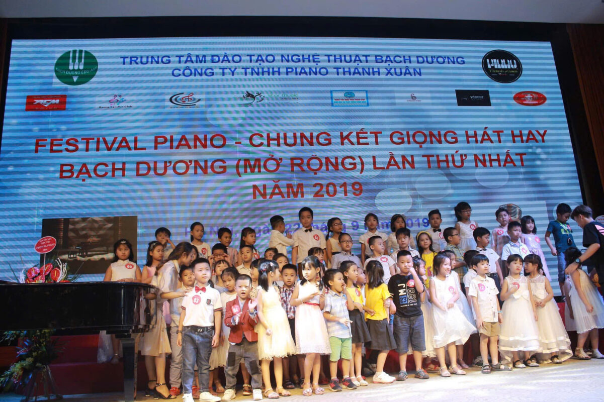Biểu diễn đàn guitar