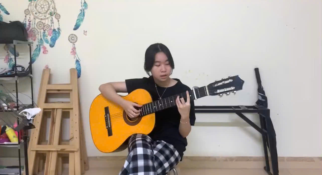 Học Viên Minh Khuê Trả Bài “Ngàn Năm Ánh Sáng” Tại Lớp Guitar Đệm Hát